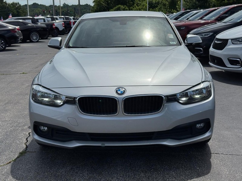 BMW 3 Series Vehicle Full-screen Gallery Image 09