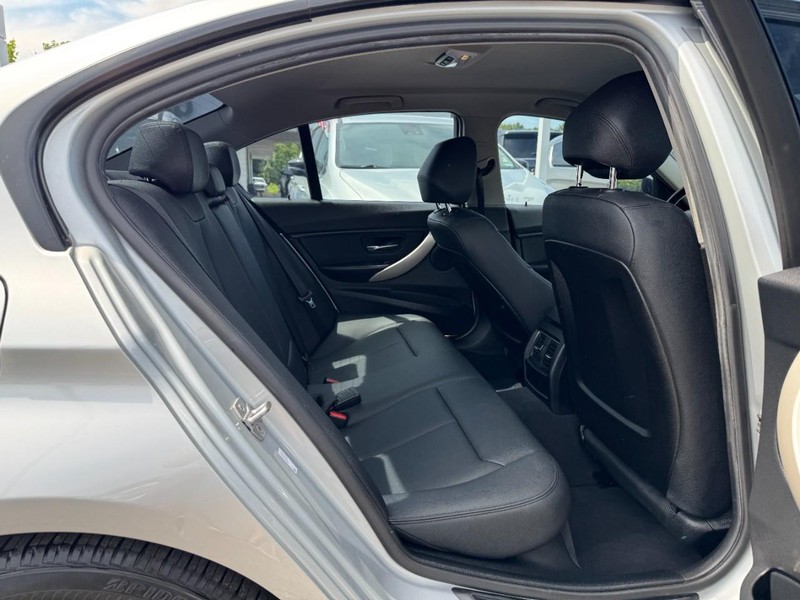 BMW 3 Series Vehicle Full-screen Gallery Image 10
