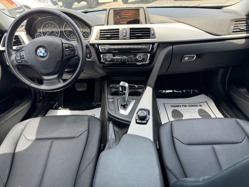 BMW 3 Series Vehicle Full-screen Gallery Image 11