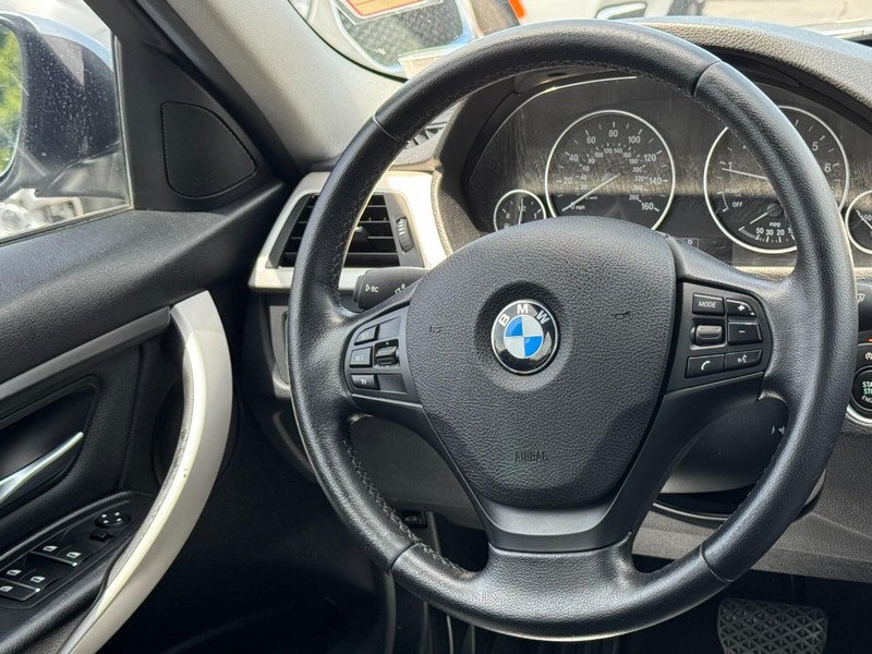 BMW 3 Series Vehicle Full-screen Gallery Image 12