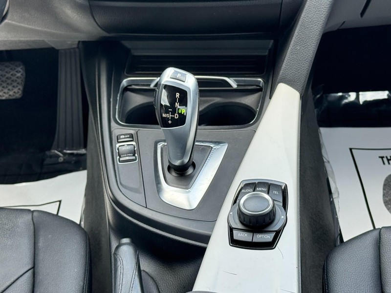 BMW 3 Series Vehicle Full-screen Gallery Image 14
