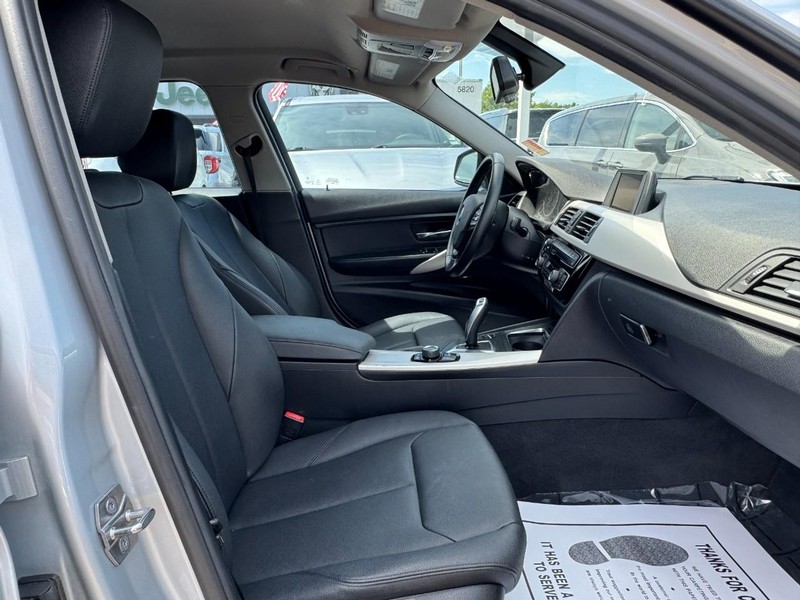 BMW 3 Series Vehicle Full-screen Gallery Image 15