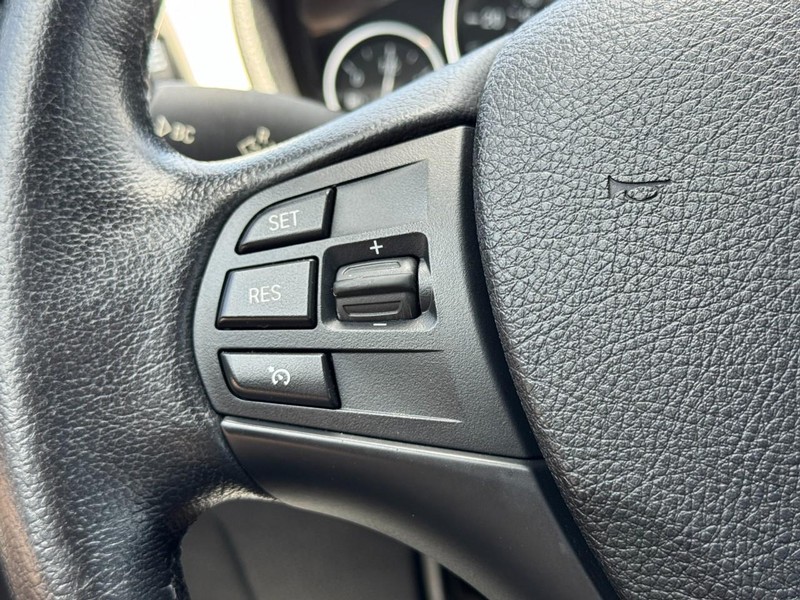 BMW 3 Series Vehicle Full-screen Gallery Image 16