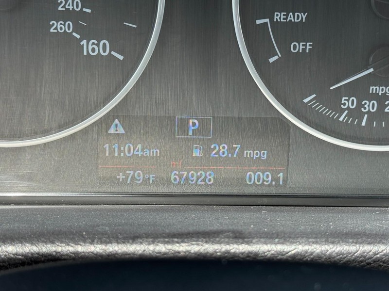 BMW 3 Series Vehicle Full-screen Gallery Image 18