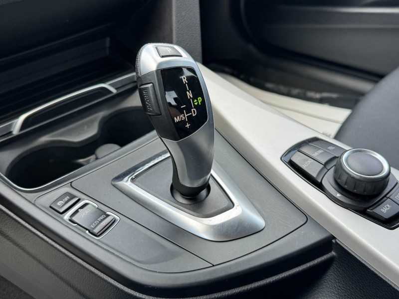 BMW 3 Series Vehicle Full-screen Gallery Image 19