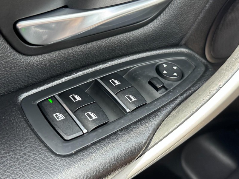BMW 3 Series Vehicle Full-screen Gallery Image 20