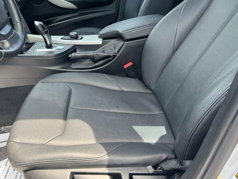BMW 3 Series Vehicle Full-screen Gallery Image 21