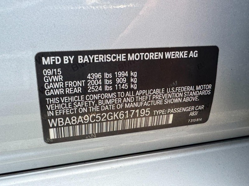 BMW 3 Series Vehicle Full-screen Gallery Image 22