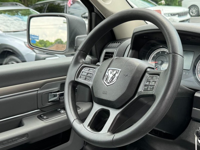 Ram 1500 Classic Vehicle Full-screen Gallery Image 12