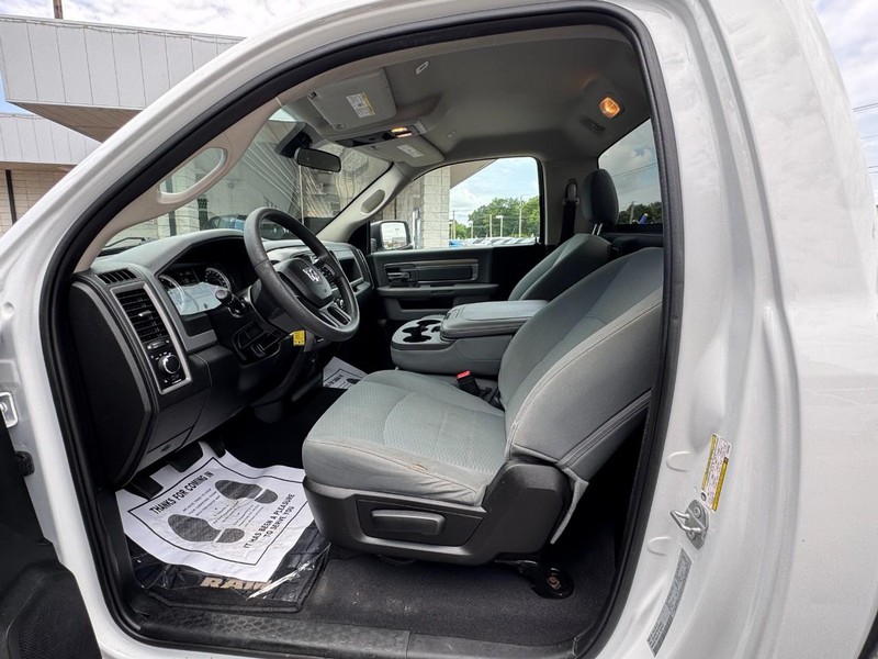 Ram 1500 Classic Vehicle Full-screen Gallery Image 21