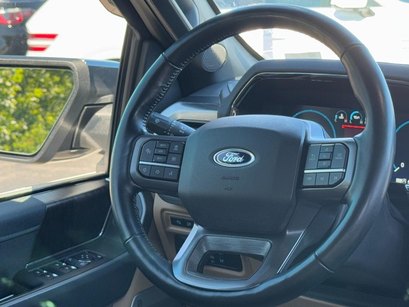 Ford F-150 Vehicle Full-screen Gallery Image 12