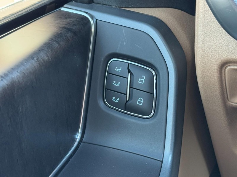 Ford F-150 Vehicle Full-screen Gallery Image 16