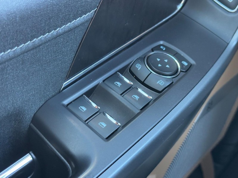 Ford F-150 Vehicle Full-screen Gallery Image 24