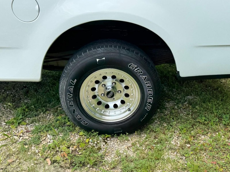 Ford F-150 Vehicle Full-screen Gallery Image 07