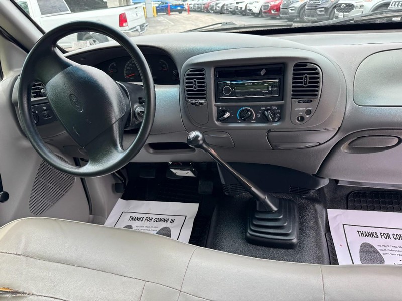 Ford F-150 Vehicle Full-screen Gallery Image 11