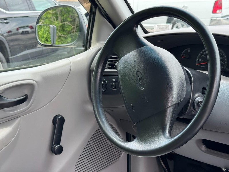 Ford F-150 Vehicle Full-screen Gallery Image 12