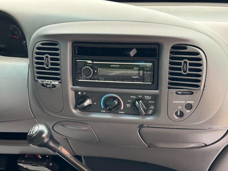 Ford F-150 Vehicle Full-screen Gallery Image 13