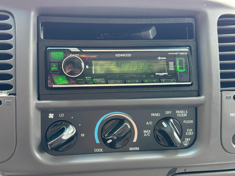 Ford F-150 Vehicle Full-screen Gallery Image 16