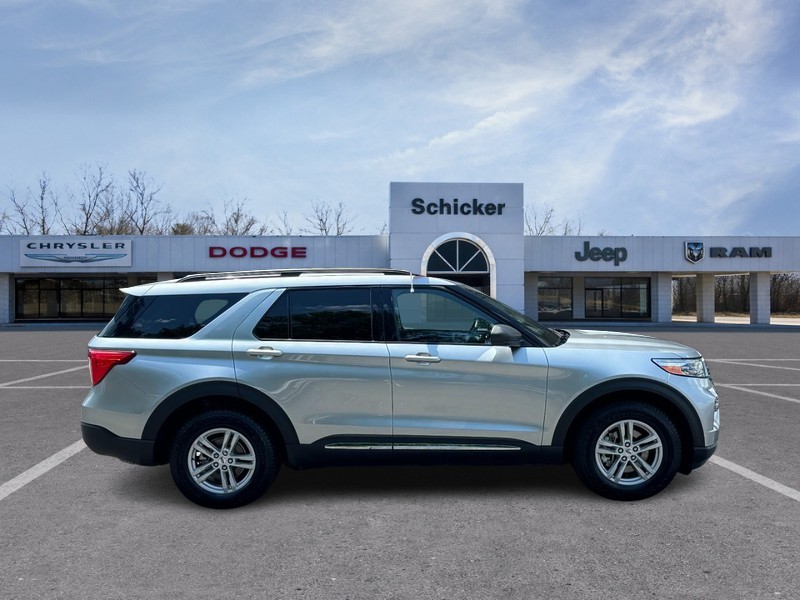 Ford Explorer Vehicle Full-screen Gallery Image 02
