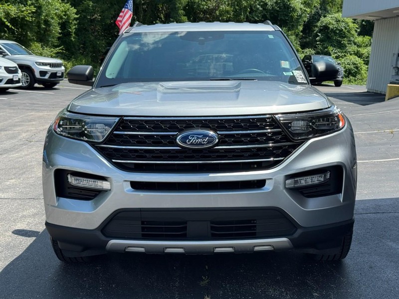 Ford Explorer Vehicle Full-screen Gallery Image 09