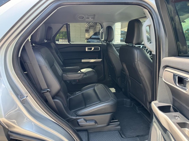 Ford Explorer Vehicle Full-screen Gallery Image 10
