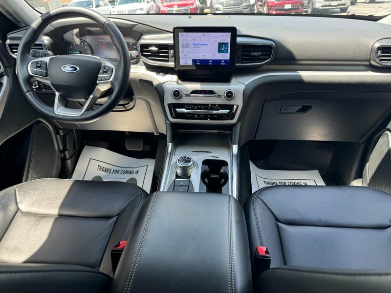 Ford Explorer Vehicle Full-screen Gallery Image 11