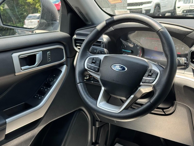 Ford Explorer Vehicle Full-screen Gallery Image 12