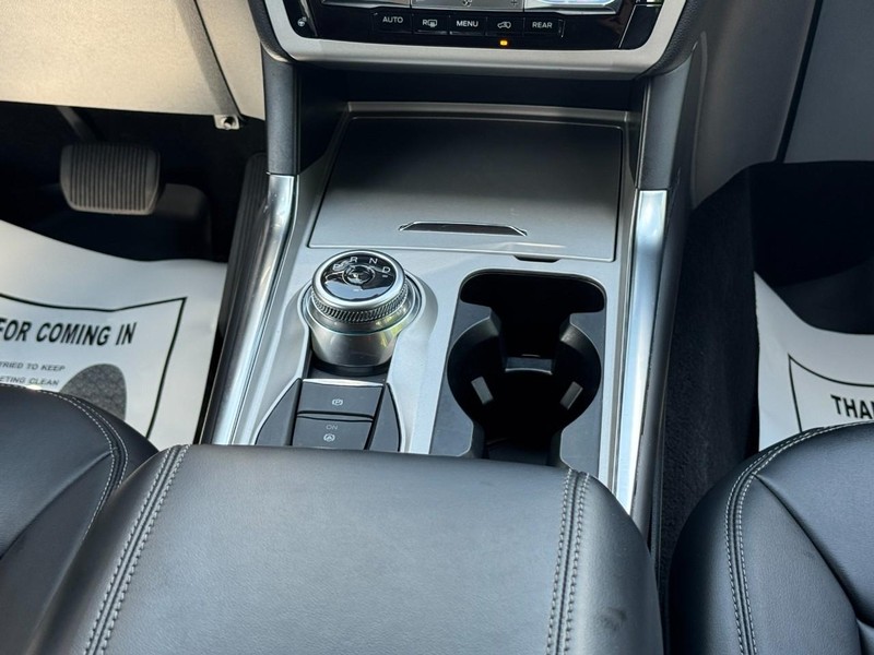 Ford Explorer Vehicle Full-screen Gallery Image 14