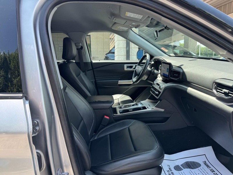 Ford Explorer Vehicle Full-screen Gallery Image 15