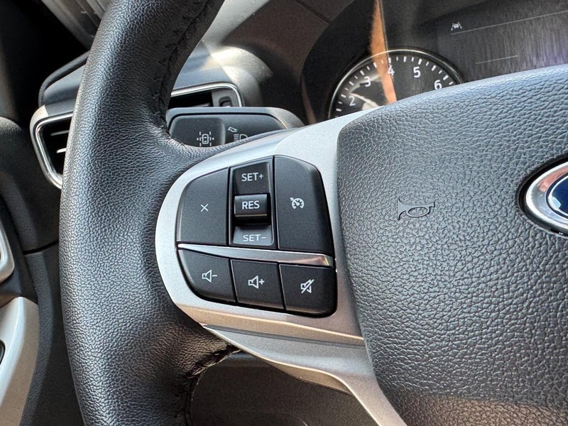 Ford Explorer Vehicle Full-screen Gallery Image 16