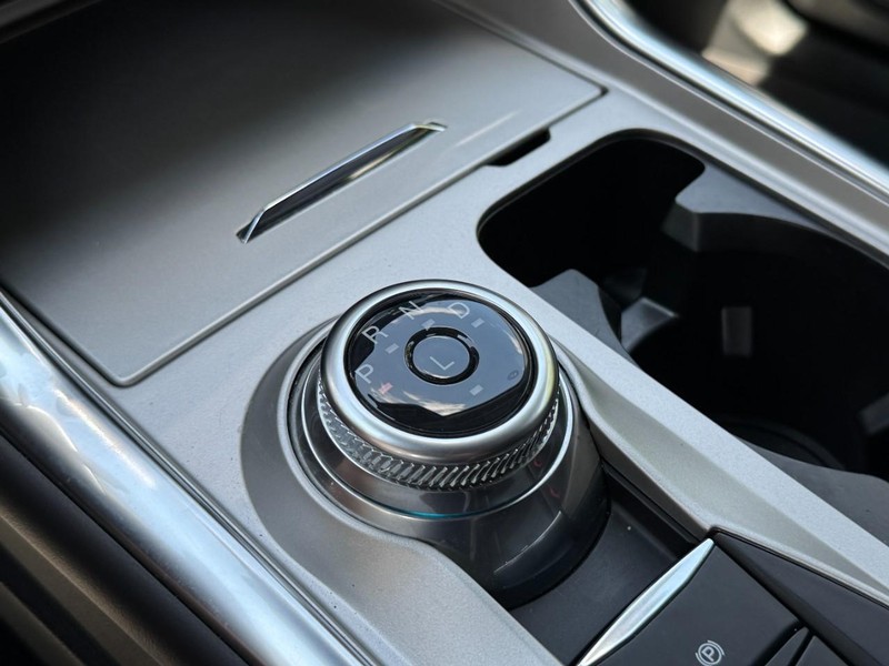 Ford Explorer Vehicle Full-screen Gallery Image 19