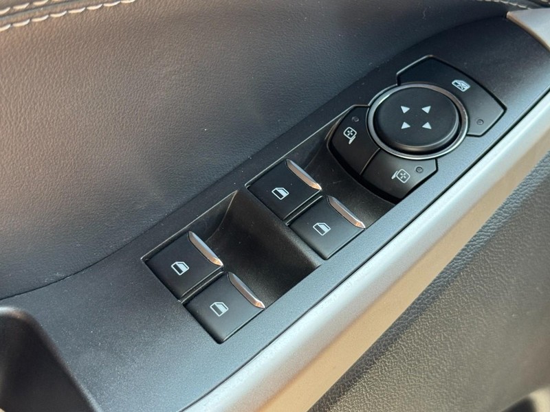 Ford Explorer Vehicle Full-screen Gallery Image 22