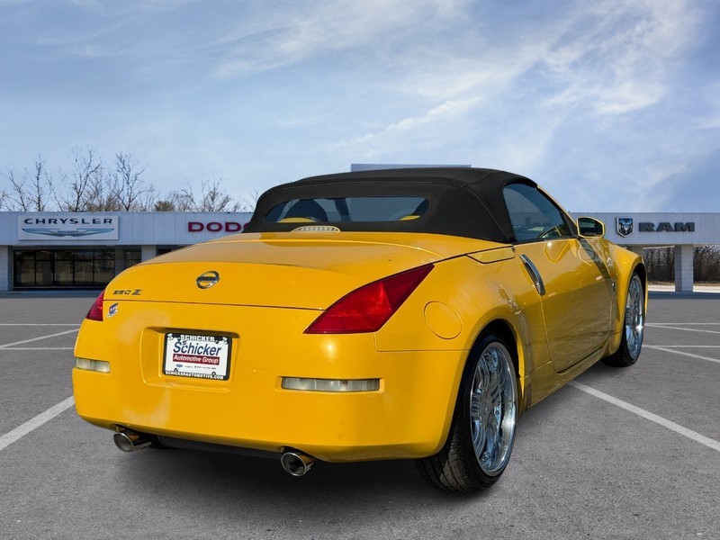 Nissan 350Z Vehicle Full-screen Gallery Image 02