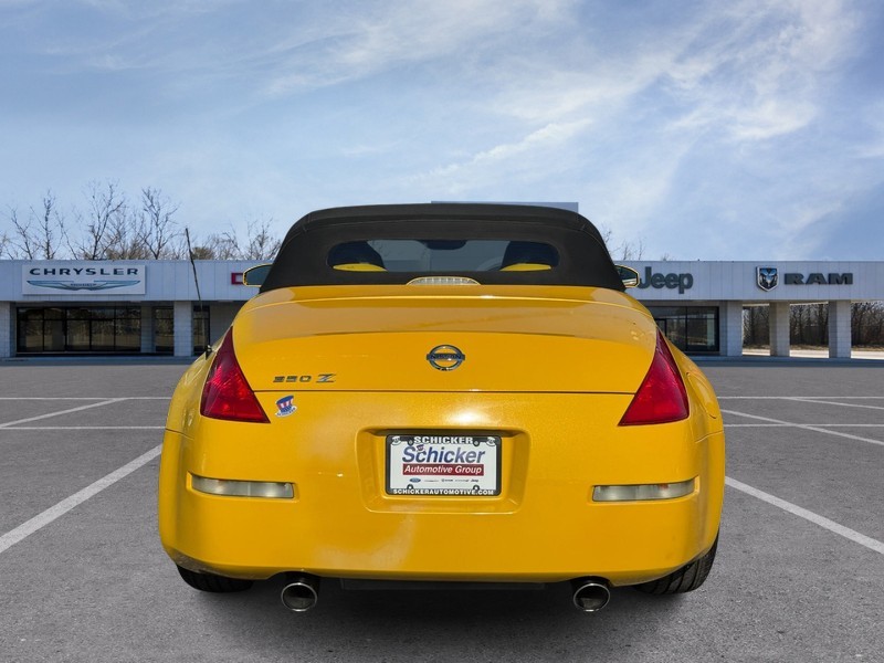 Nissan 350Z Vehicle Full-screen Gallery Image 03