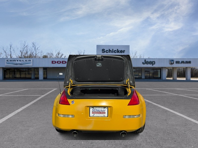 Nissan 350Z Vehicle Full-screen Gallery Image 04