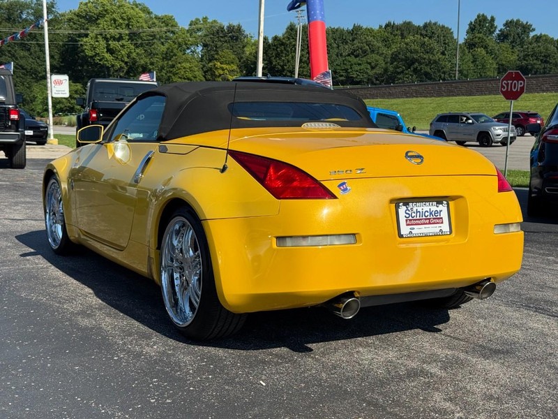 Nissan 350Z Vehicle Full-screen Gallery Image 05