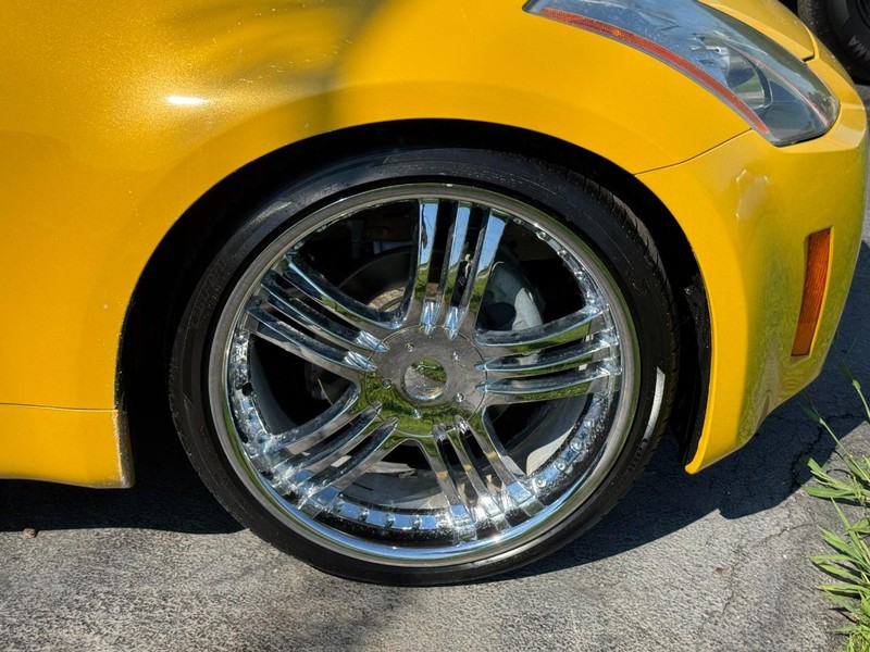 Nissan 350Z Vehicle Full-screen Gallery Image 06