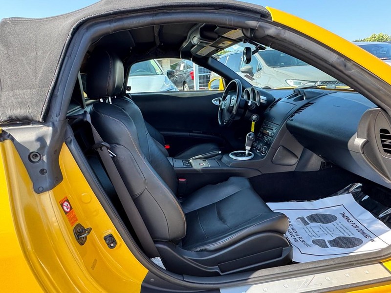 Nissan 350Z Vehicle Full-screen Gallery Image 09