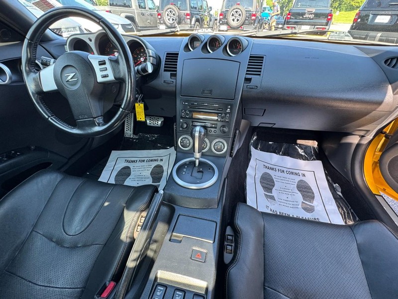 Nissan 350Z Vehicle Full-screen Gallery Image 10