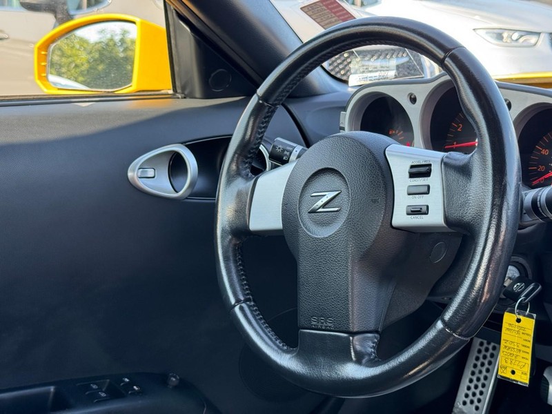 Nissan 350Z Vehicle Full-screen Gallery Image 11