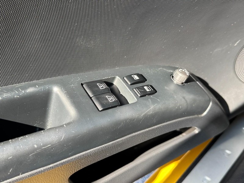 Nissan 350Z Vehicle Full-screen Gallery Image 18