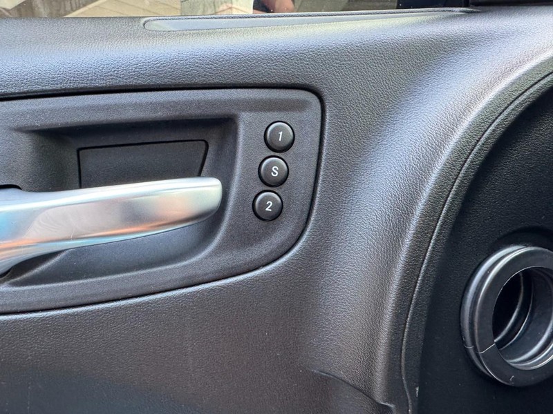 Dodge Charger Vehicle Full-screen Gallery Image 16