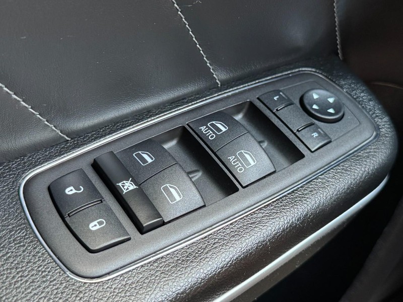 Dodge Charger Vehicle Full-screen Gallery Image 23