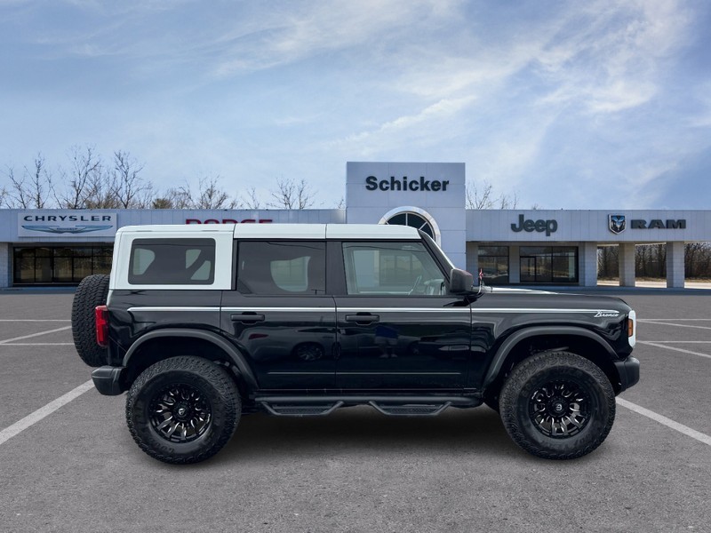 Ford Bronco Vehicle Full-screen Gallery Image 02
