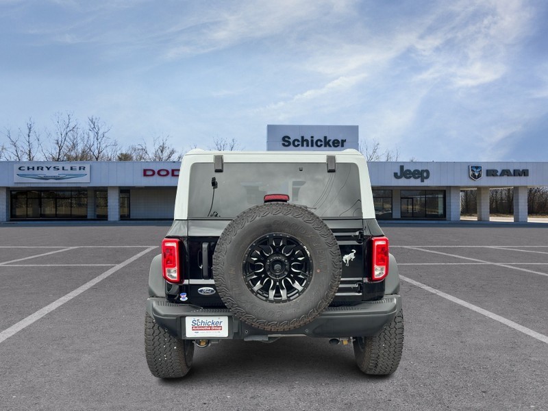 Ford Bronco Vehicle Full-screen Gallery Image 04