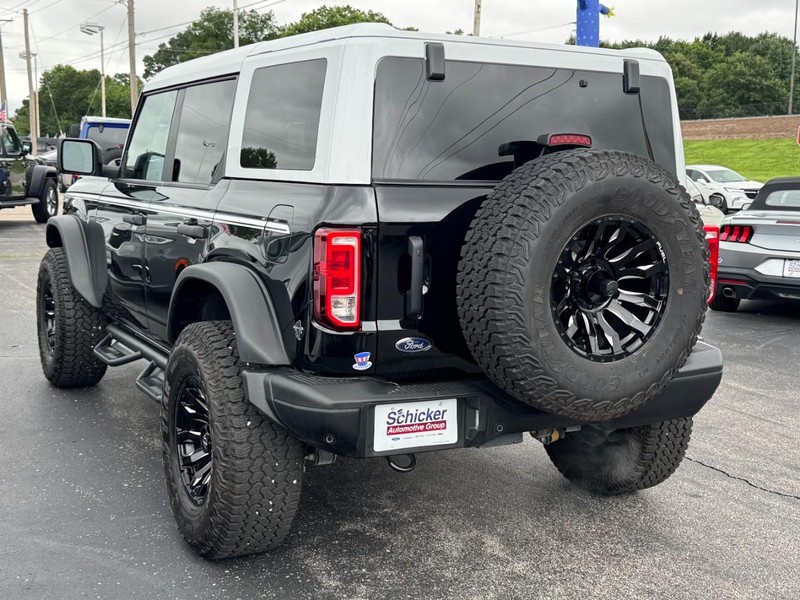 Ford Bronco Vehicle Full-screen Gallery Image 06