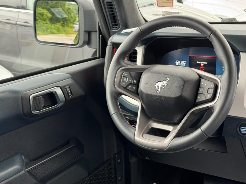 Ford Bronco Vehicle Full-screen Gallery Image 12