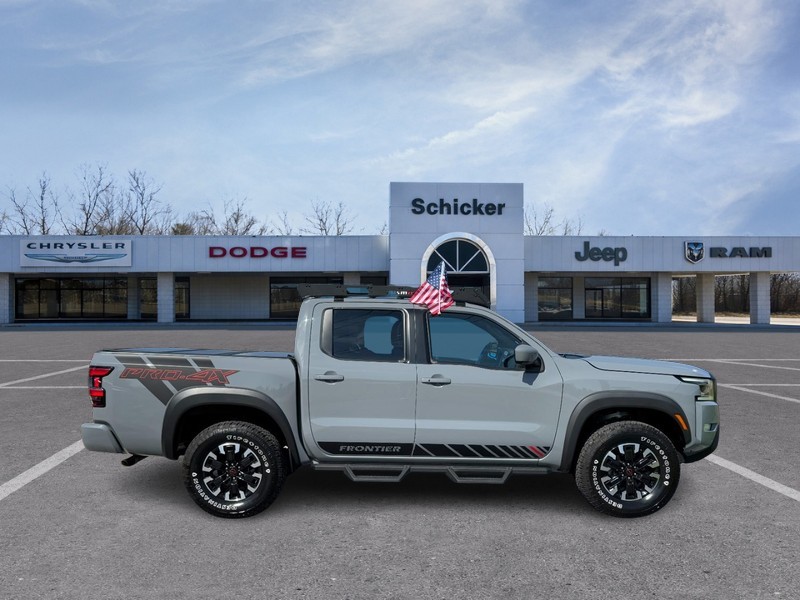 Nissan Frontier Vehicle Full-screen Gallery Image 02