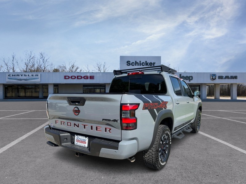 Nissan Frontier Vehicle Full-screen Gallery Image 03