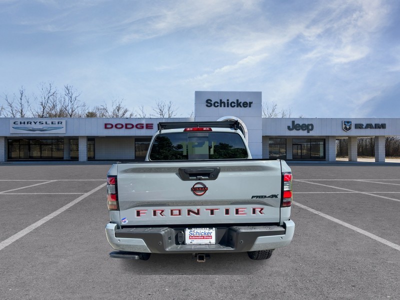 Nissan Frontier Vehicle Full-screen Gallery Image 04